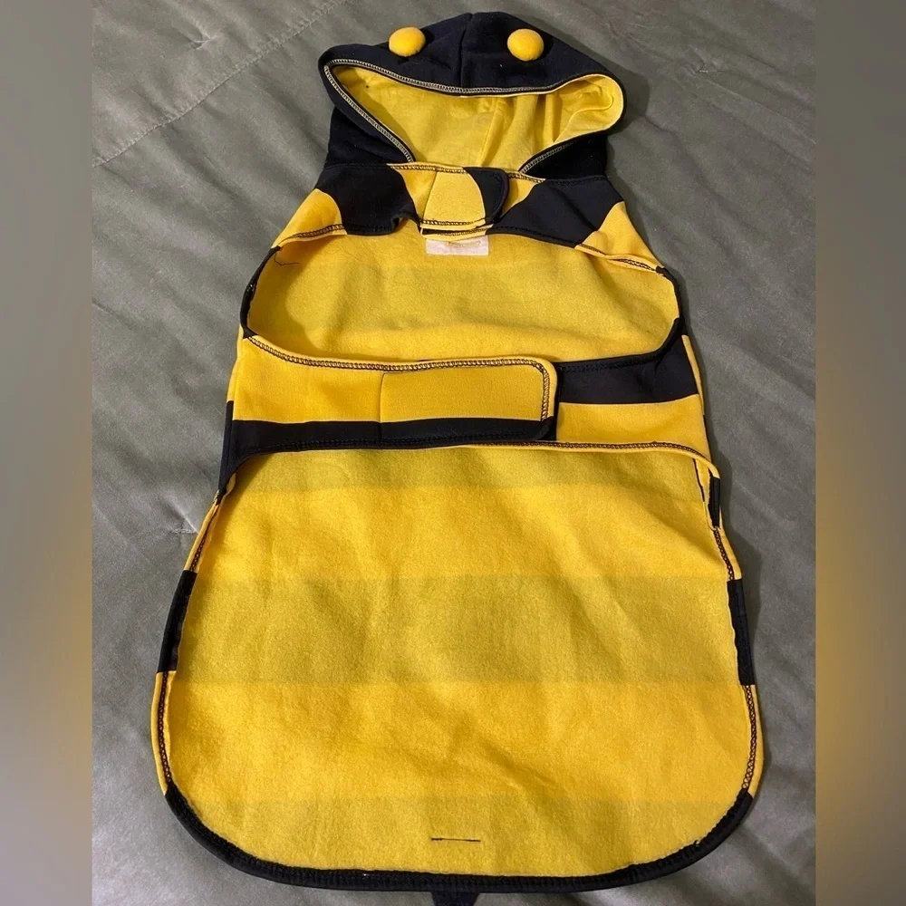 Bumble bee dog costume with attached straps that close underneath Sz XL